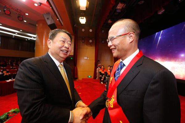星空网官方站入口-星空online(中国)举办颁奖典礼 表彰2018年度先进集体和个人