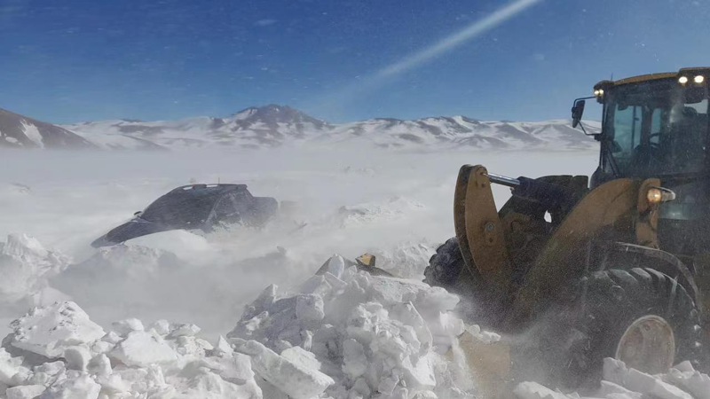 紫金锂业科思全力营救雪原遇险一家人